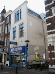 820687 Gezicht op het hoekpand Zadelstraat 36 ( Mid-Town-Records ) te Utrecht; rechts de Kuipersteeg.N.B. Van ca. 1860 ...